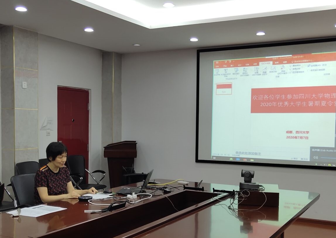 欧冠网站院长张红主持夏令营开幕式.jpg
